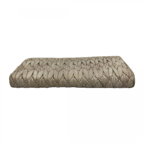 miu_miu_plaque_quilted_zipped_wallet_3