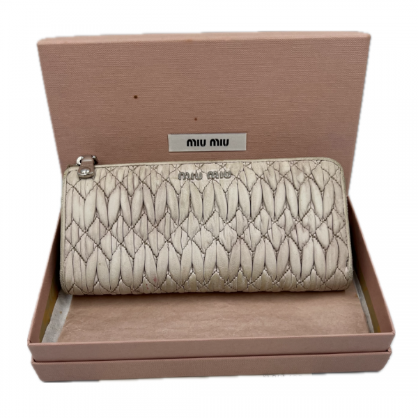 miu_miu_plaque_quilted_zipped_wallet_8